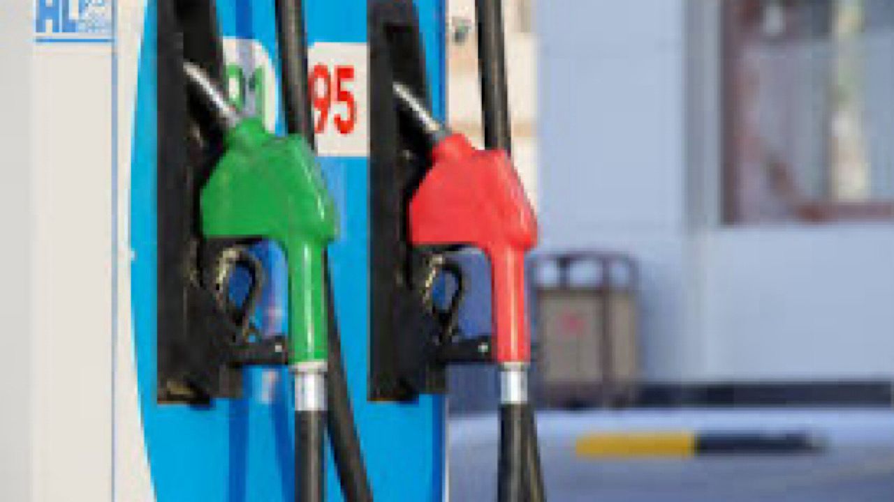 وقود السعودية توضح أسباب اختلاف لون البنزين في محطات الوقود