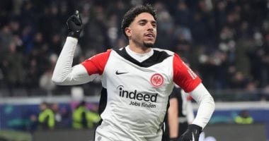 مدرب فرانكفورت يشيد بعمر مرموش بعد عام من رحيله ويؤكد خسارتنا لافضل لاعب