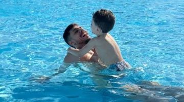 محمد شريف يقضي أوقاتًا ممتعة في حمام السباحة مع ابنه صور