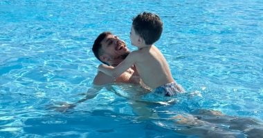 محمد شريف يقضي أوقاتًا ممتعة في حمام السباحة مع ابنه – صور
