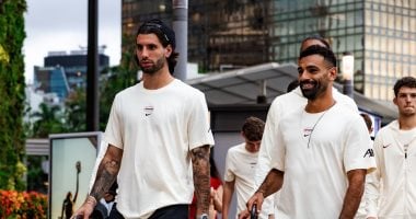 محمد صلاح يظهر بقلادة جديدة اثناء جولة في شوارع هونج كونج