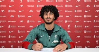 لاعب مصري شاب يوقع أول عقد احترافي مع ليفربول ويخطو خطوة جديدة في الأنفيلد