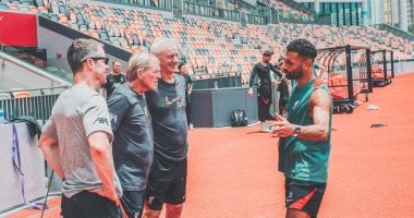 أساطير ليفربول يحيون محمد صلاح بحفاوة في معسكر الفريق بهونج كونج فيديو