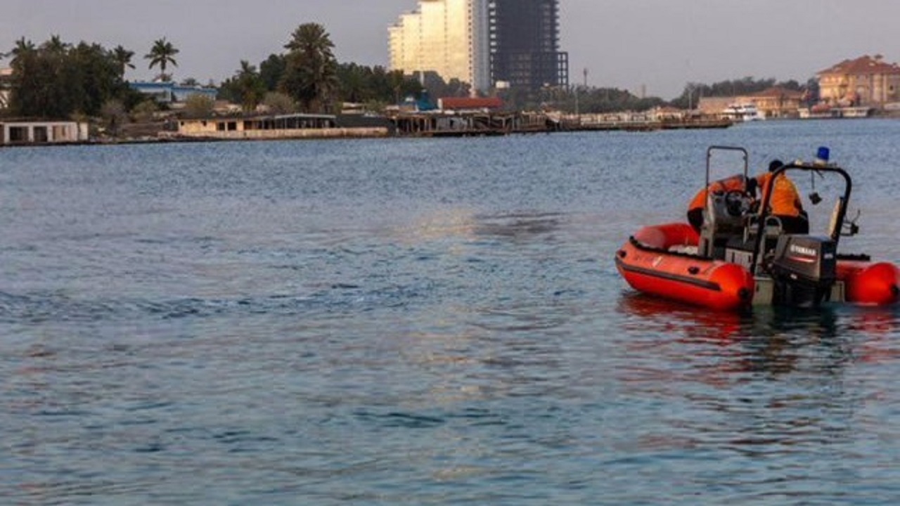حرس الحدود ينقذ امرأة غارقة أثناء السباحة في بحر عاصف