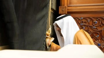 نائب أمير مكة المكرمة يغسل الكعبة المشرفة في احتفال تاريخي