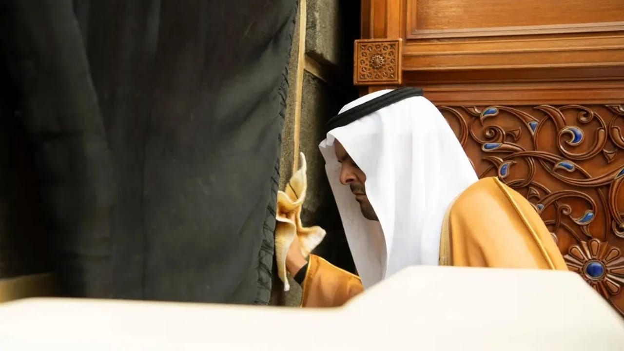 نائب أمير مكة المكرمة يغسل الكعبة المشرفة في احتفال تاريخي