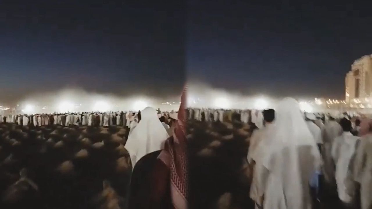 جموع المصلين بالمسجد النبوي تشيع جثمان الشيخ ربيع المدخلي – فيديو