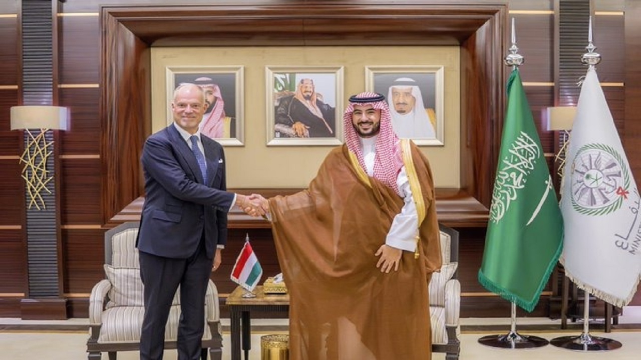وزير الدفاع يستقبل نظيره المجري: تعزيز التعاون العسكري بين البلدين