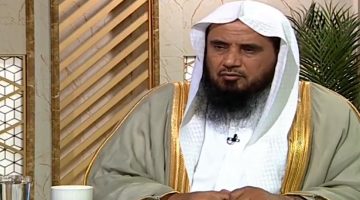 الخثلان يُفسر موقف الشرع من ارتداء المرأة البنطال تحت العباءة
