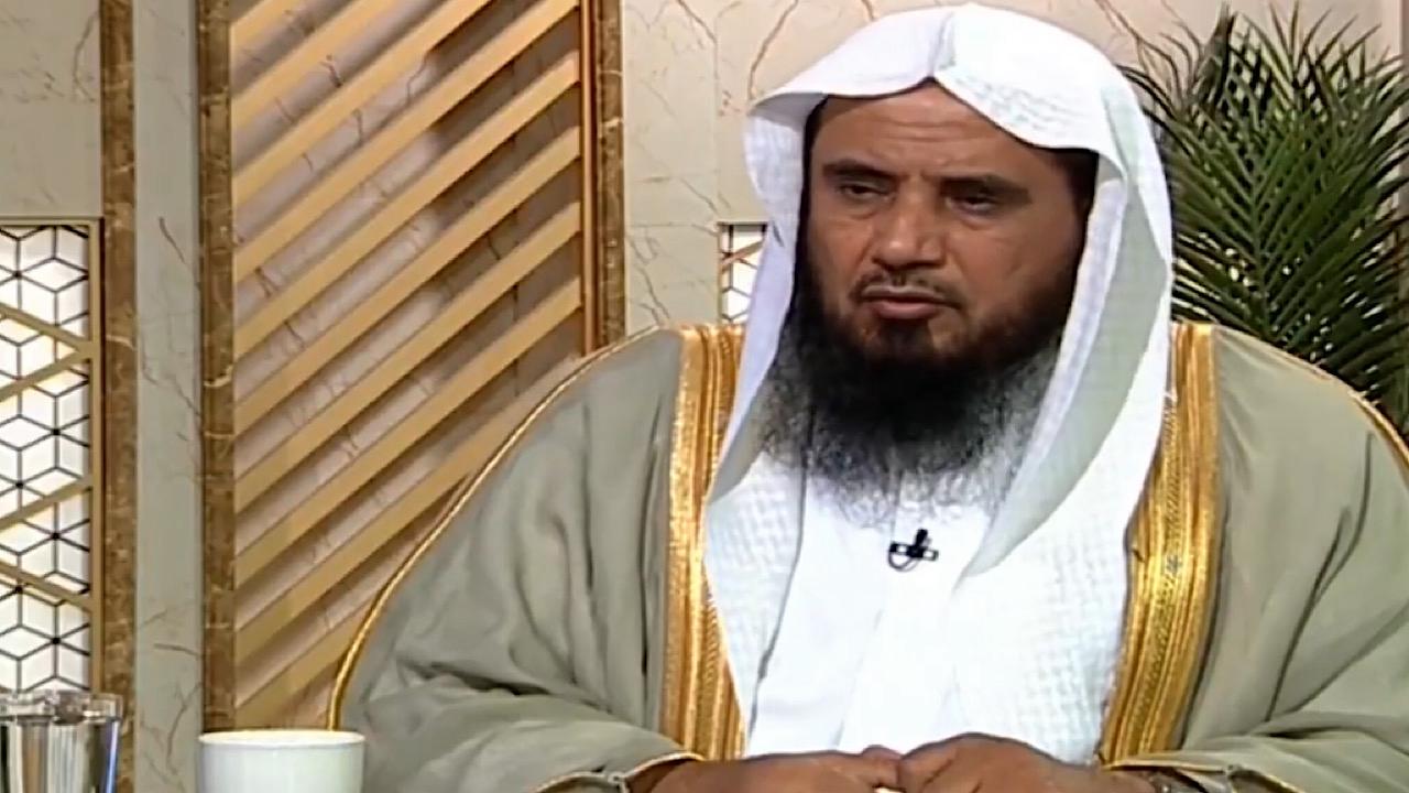 الخثلان يُفسر موقف الشرع من ارتداء المرأة البنطال تحت العباءة
