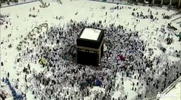 لحظات مؤثرة: ضيوف الرحمن يقبلون جدران الكعبة بعد غسلها