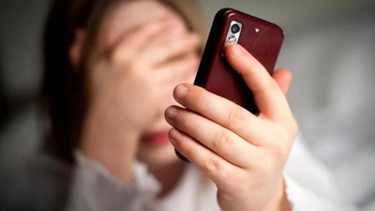 شاب يستغل مشاعر الفتاة لابتزازها وتهديدها بالفضيحة