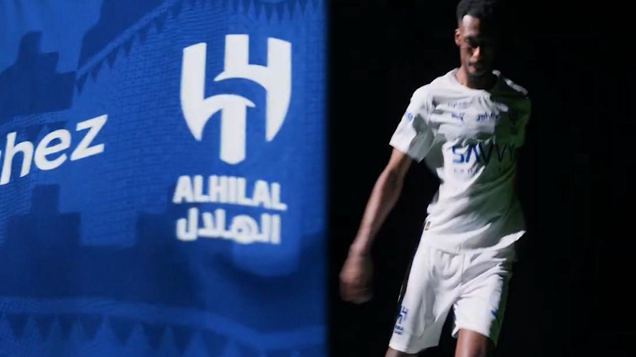 الهلال يكشف النقاب عن قميصه الرسمي للموسم المقبل – فيديو حصري