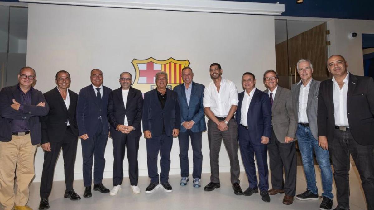 الخطيب يعرض فرص تعاون جديدة على رئيس برشلونة خلال لقاء الأهلي وبرشلونة
