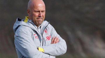 لاعب ليفربول يغادر معسكر الفريق قبل مواجهة ميلان وسلوت يكشف