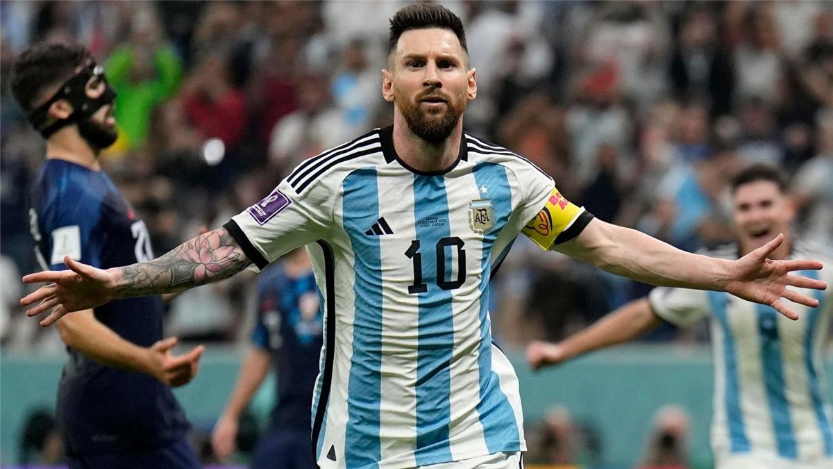 نادي إيطالي يعبر عن استعداد لاستقبال عودة ليونيل ميسي إلى الملاعب الأوروبية