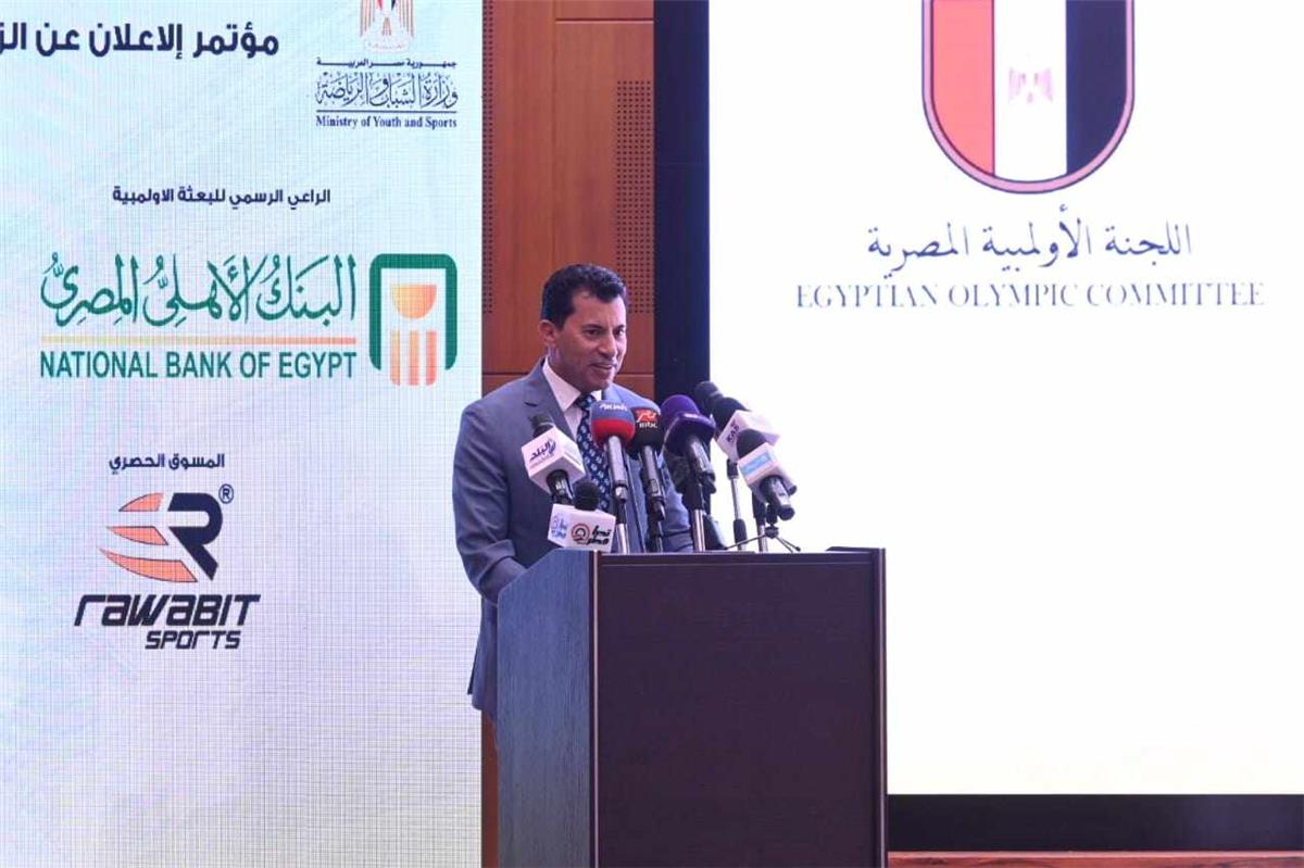 وزير الرياضة يتخذ إجراءات عاجلة لمعالجة حالة حسن شحاتة الصحية