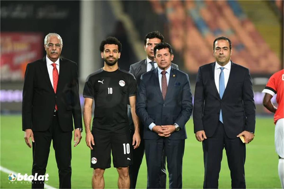 وزير الرياضة يوضح حقيقة محاولته إقناع محمد صلاح بالاستمرار في المنتخب الوطني